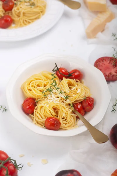 Kızarmış kiraz domates ve kekik ile İtalyan makarna spagetti, çekim yakın — Stok fotoğraf