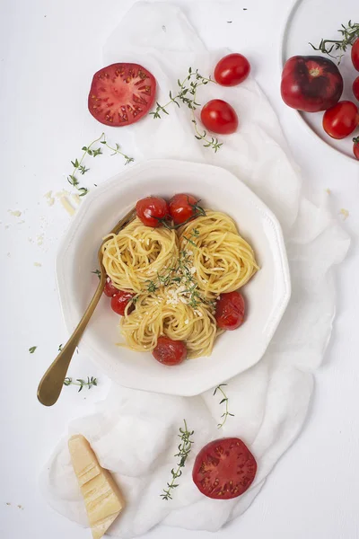 Італійська паста спагетті з смаженим томатами чері та чебрецем, крупним планом постріл — стокове фото