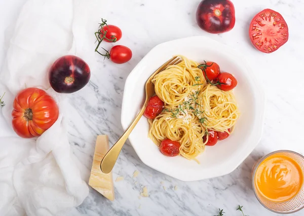 Espaguetis de pasta italiana con tomate cherry frito y tomillo, de cerca —  Fotos de Stock