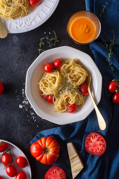 Espaguetis de pasta italiana con tomate cherry frito y tomillo, vista superior —  Fotos de Stock