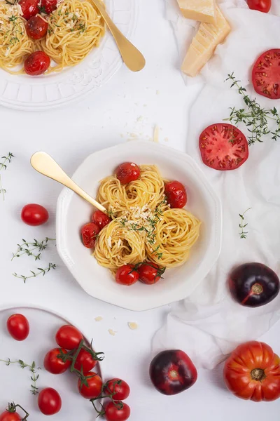 Італійська паста спагетті з смаженим томатами чері та чебрецем, вид зверху — стокове фото