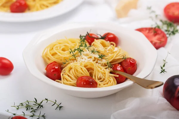 Espaguetis de pasta italiana con tomate cherry frito y tomillo, de cerca —  Fotos de Stock