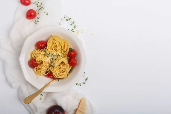 Italian pasta spaghetti with fried cherry tomato and thyme, top view — Stock Photo, Image