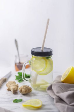 Limon ve Bal ile Cam kavanozda Zencefil Suyu, Dikey Oryantasyon, Beyaz Arka Plan