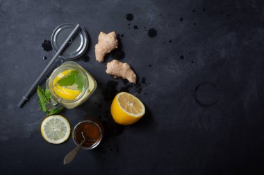 Cam kavanozda Zencefil Suyu Limon ve Bal ile Siyah Arka Plan Üzerinde Fotokopi Alanı