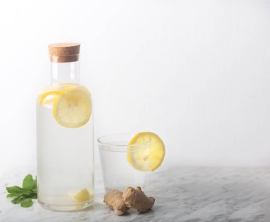 Cam Şişede Zencefil Suyu Limon ve Bal ile Beyaz Arka Planda Fotokopi Alanı