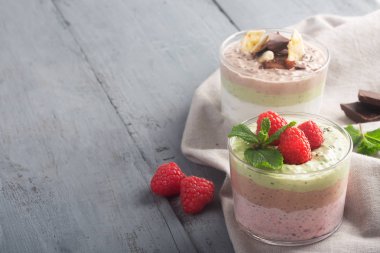 Üç tatlar, kakao, matcha ve yoğurt, çikolata ve nane yaprakları ile çilek ile Chia tohumlu puding. Kopyalama alanı
