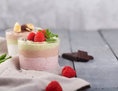 Üç tatlar, kakao, matcha ve yoğurt, çikolata ve nane yaprakları ile çilek ile Chia tohumlu puding. Kopyalama alanı