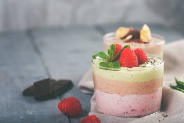 Üç tatlar, kakao, matcha ve yoğurt, çikolata ve nane yaprakları ile çilek ile Chia tohumlu puding. Tonlu görüntü