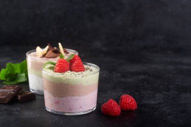 Üç tatlar, kakao, matcha ve yoğurt, çikolata ve nane yaprakları ile çilek ile Chia tohumlu puding. Kopyalama alanı