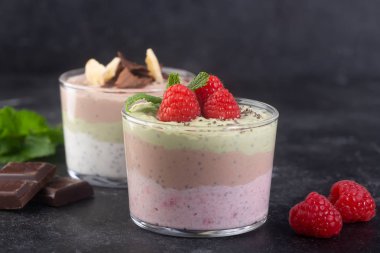 Üç tatlar, kakao, matcha ve yoğurt, çikolata ve nane yaprakları ile çilek ile Chia tohumlu puding. Yatay yönlendirme