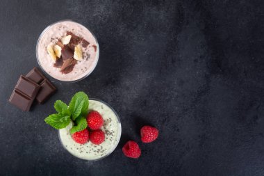 Üç tatlar, kakao, matcha ve yoğurt, çikolata ve nane yaprakları ile çilek ile Chia tohumlu puding. Kopyalama alanı ile üstte görünüm