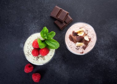 Üç tatlar, kakao, matcha ve yoğurt, çikolata ve nane yaprakları ile çilek ile Chia tohumlu puding. Üstte görüntü