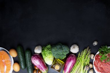 Balck tebeşir tahtası üzerinde Atkins Diyet gıda maddeleri, sağlık kavramı, kopya alanı ile üst görünümü