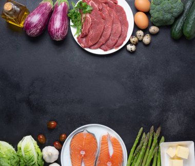 Balck tebeşir tahtası üzerinde Atkins Diyet gıda maddeleri, sağlık kavramı, kopya alanı ile üst görünümü