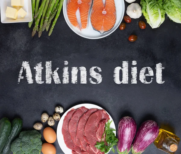 Atkins Dieta ingredientes alimentares em chalkboard balck, conceito de saúde, vista superior com espaço de cópia. Conceito com texto — Fotografia de Stock