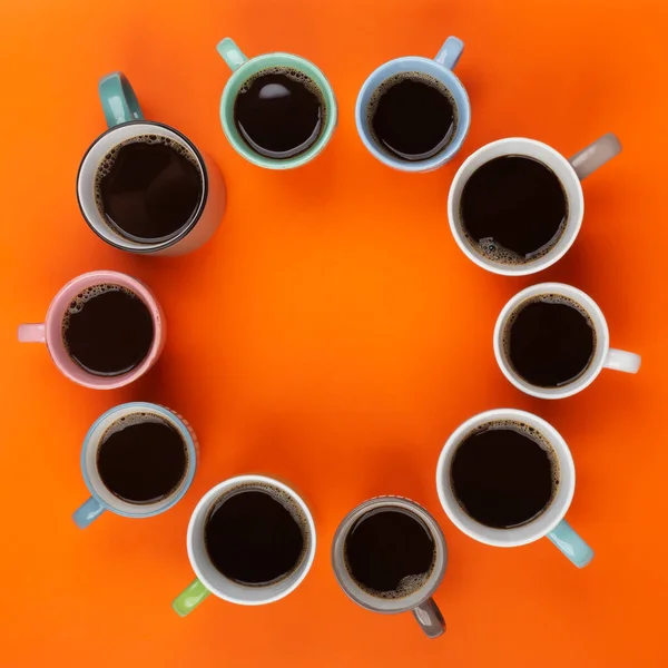 Kaffe i de olika kopparna på den ljusa orange bakgrunden. Flatlay, glad dag koncept med kopieringsutrymme — Stockfoto
