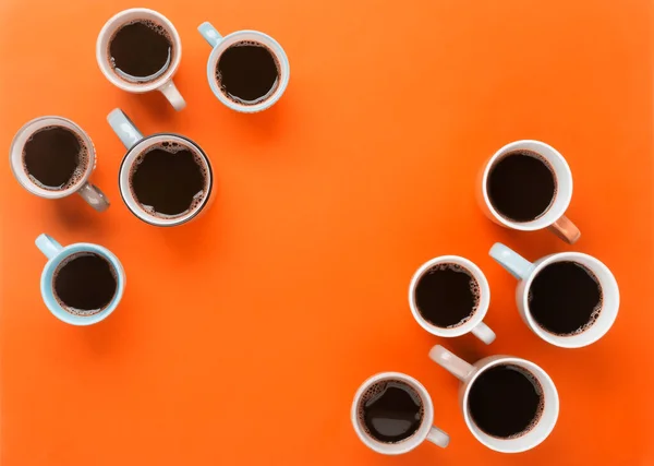 Caffè nelle diverse tazze sullo sfondo arancione brillante. Flatlay, concetto di giorno allegro — Foto Stock