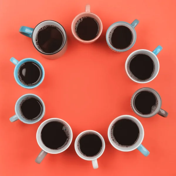 Café en las diferentes tazas en el fondo naranja brillante. Flatlay, concepto de día alegre —  Fotos de Stock