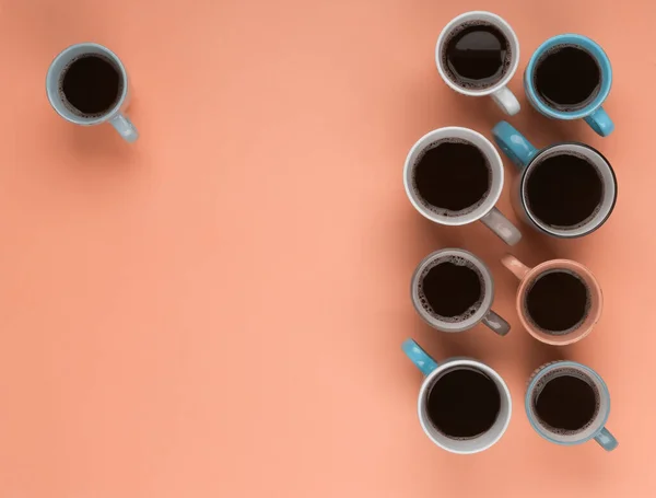 Kaffe i olika koppar på den rosa bakgrunden. Flatlay, glad dag koncept med kopieringsutrymme — Stockfoto