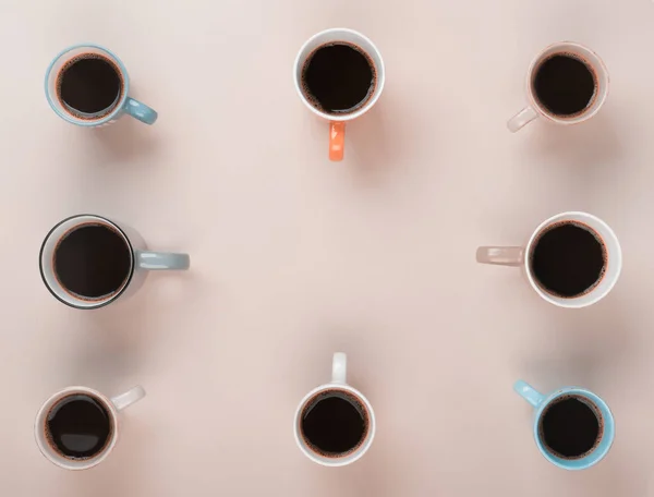 Café en las diferentes tazas en el fondo gris. Flatlay, concepto de día alegre —  Fotos de Stock