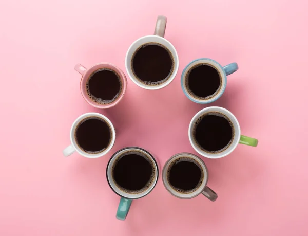 Kaffe i olika koppar på den rosa bakgrunden. Flatlay, glad dag koncept — Stockfoto