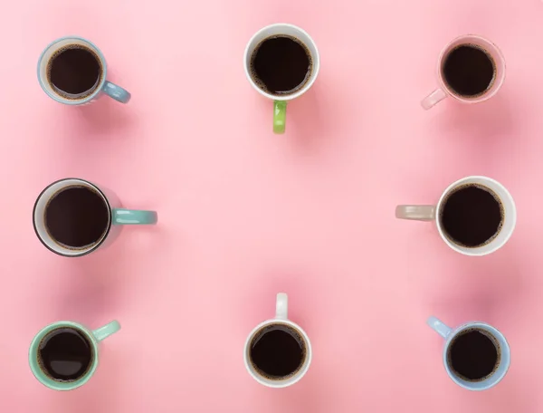 Kaffe i olika koppar på den rosa bakgrunden. Flatlay, glad dag koncept — Stockfoto