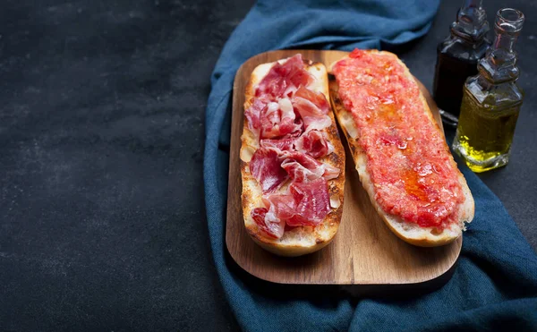 Испанские тосты с ветчиной, традиционный завтрак или обед — стоковое фото