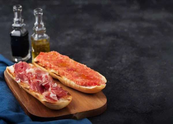 Spaanse tomaat en ham toast, traditioneel ontbijt of lunch — Stockfoto