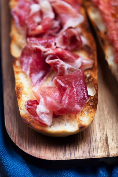 Испанский томатный тост с ветчиной, традиционный завтрак или обед — стоковое фото