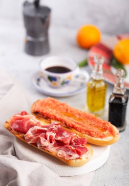 İspanyol domates ve jambonlu tost, geleneksel kahvaltı ya da kahve ile öğle yemeği