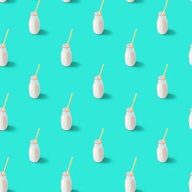 Kefir yeşil arka planda pürüzsüz bir şekilde içiyor.