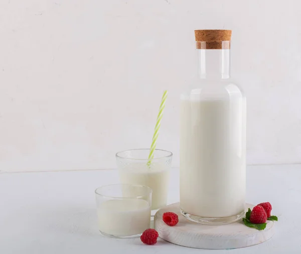 Bebida de kéfir con frambuesa en el fondo gris — Foto de Stock