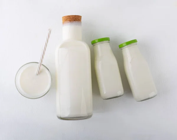 Kefir-Drink mit auf weißem Hintergrund — Stockfoto