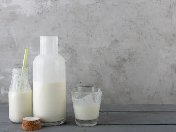 Bevanda Kefir sullo sfondo grigio con spazio di copia — Foto Stock