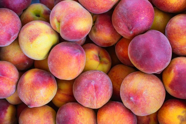 赤と黄色の桃の果実の背景 トップビュー クローズアップ — ストック写真