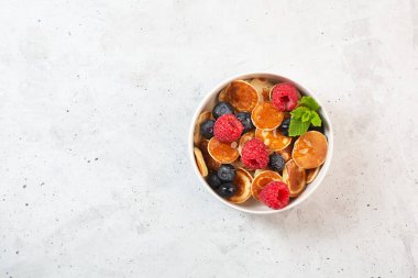 Kahvaltı için böğürtlenli krep, ahududu, nane ve bal.