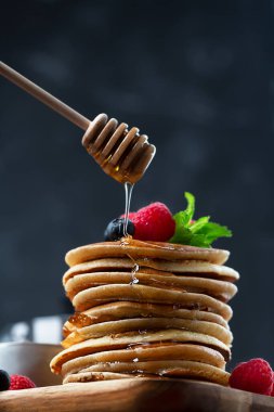 Kahvaltı için böğürtlenli krep, ahududu, nane ve bal.