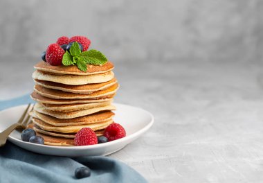 Kahvaltı için böğürtlenli krep, ahududu, nane ve bal.