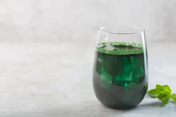 単細胞緑藻クロレラで調製された緑の飲み物。ガラスの中のスーパーフードをコピースペースでデトックス — ストック写真