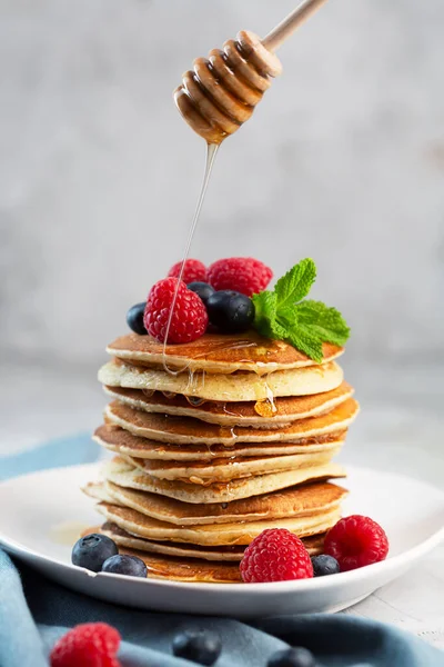 Kahvaltı için böğürtlenli krep, ahududu, nane ve bal.