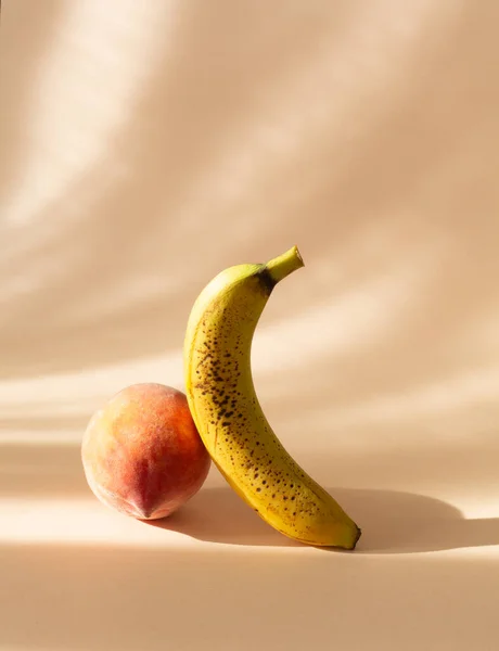 Pêssego Fresco Banana Feia Fundo Pastel Com Sombras Orientação Vertical — Fotografia de Stock