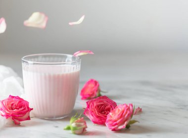 Daha iyi bir uyku için gül ay sütü ve uçan taç yaprakları. Ayurveda sıcak içeceği yatmadan önce tüketildi. Uykusuzluk, anksiyete ve uykusuzluk durumunda güzel. Boşluğu kopyala