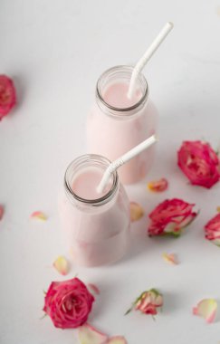 Daha iyi bir uyku için ay sütü. Ayurveda sıcak içeceği yatmadan önce tüketildi. Uykusuzluk, endişe ve uykusuzluk durumlarında iyidir.