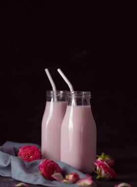 Ay sütü iki şişe pembe gül çiçeğiyle hazırlanır. Ayurvedic gelenek olarak uyku öncesi rahatlama içeceği