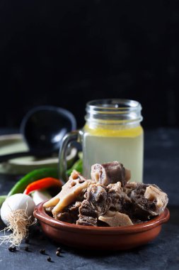 Beef Bones, Glass Storage Jar 'da et suyu ve et suyu ile buluş. Kemikler, vücuda proteinlerin yapı taşları olan amino asitleri sağlayan kolajen içerir.