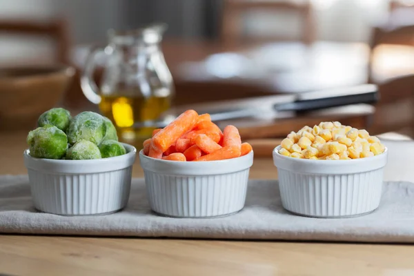 Bevroren Groenten Zoals Babywortel Spruitjes Schalen Keukentafel Vriezen Een Veilige — Stockfoto