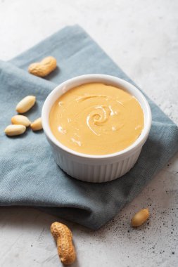 Fıstık ezmesi ve fındık masada.