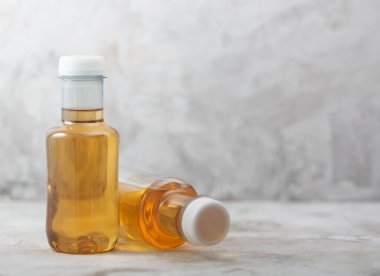 Taze buzlu çay şişeleri, gri beton arka plan