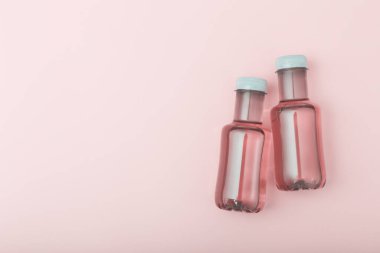 Pembe gül suyu şişeleri, arka planda fotokopi alanı